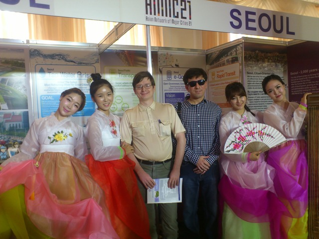 Two men with the group of korean girls in national dresses