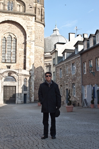 2013-03-27-aachen-churche-outside.jpg