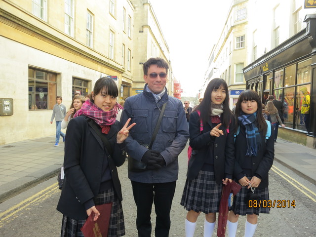 2014-03-08-japanese-schoolgirls.jpg