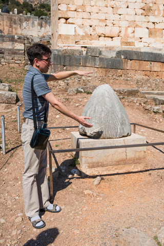 2014-10-11-omphalos-outside-hands.jpg