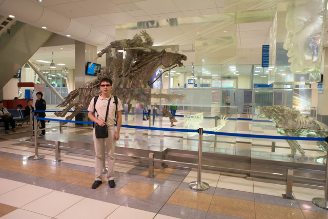 2015-06-22-nsk-airport-statue.jpg