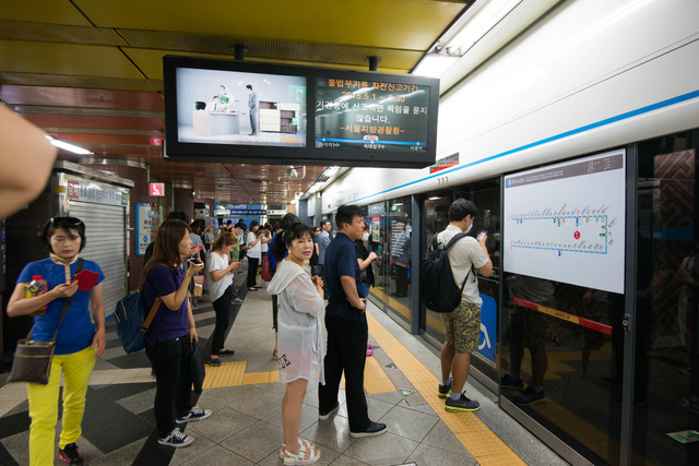 2015-06-23-seoul-underground-queue.jpg