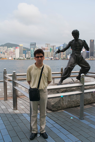 2015-06-24-bruce-lee-monument2.jpg