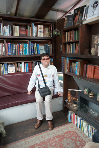 2017-08-11-books-boat-inside.jpg